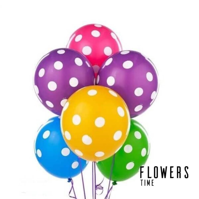 Spalvoti helio balionai su taškeliais