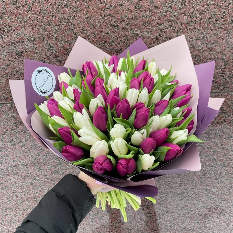 Baltų ir violetinių tulpių puokštė