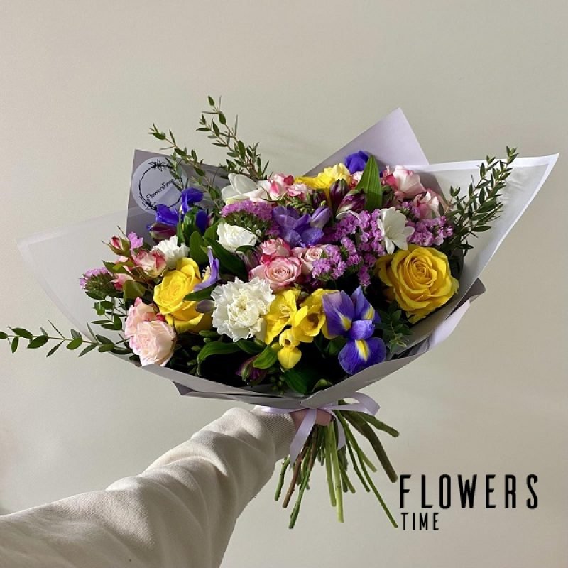 Įvairių spalvų gėlių puokštė