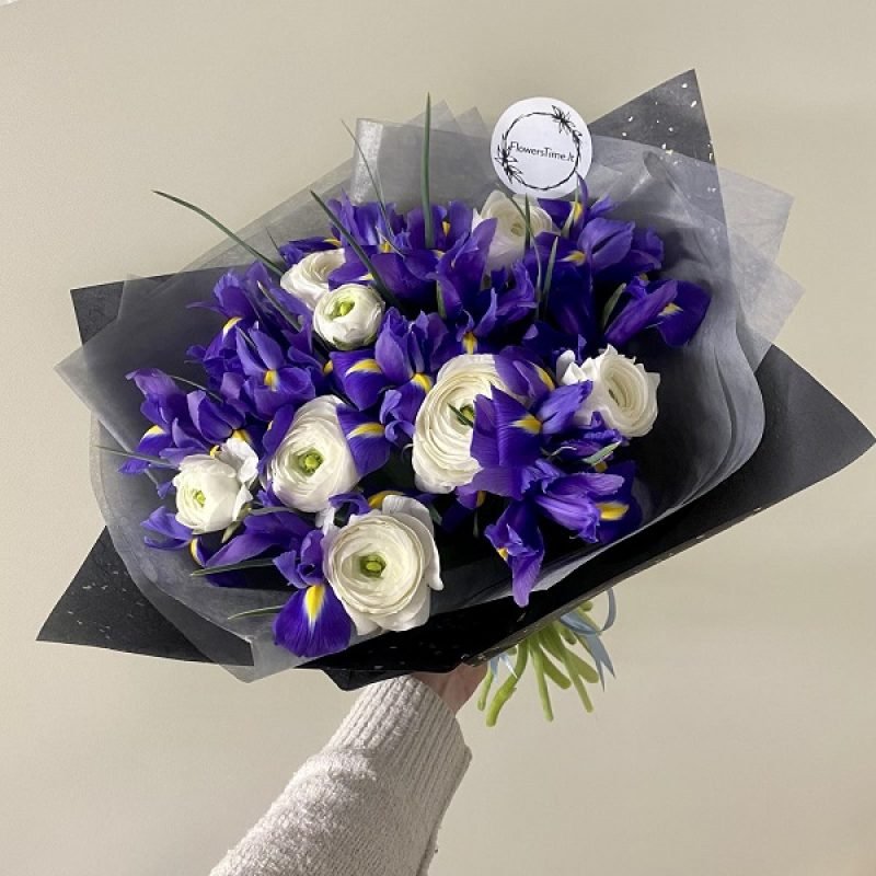 Baltų vėdrynų ir mėlynų irisų puokštė