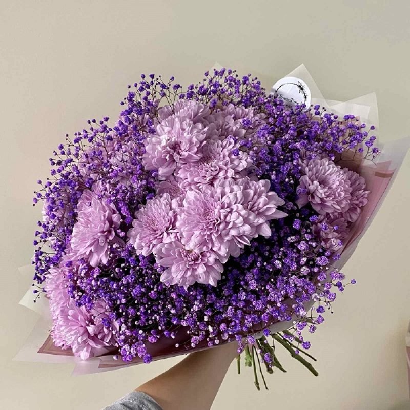 Rožinių chirzantemų ir violetinių gubojų puokštė